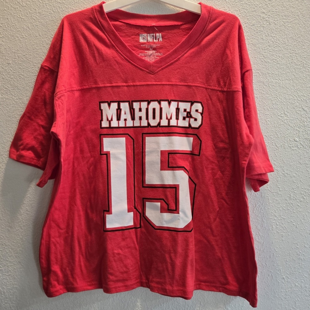 Patrick Mahomes NFLPA Red V-Neck T-Shirt Size XL Showtime‎ Design Cotton Blend